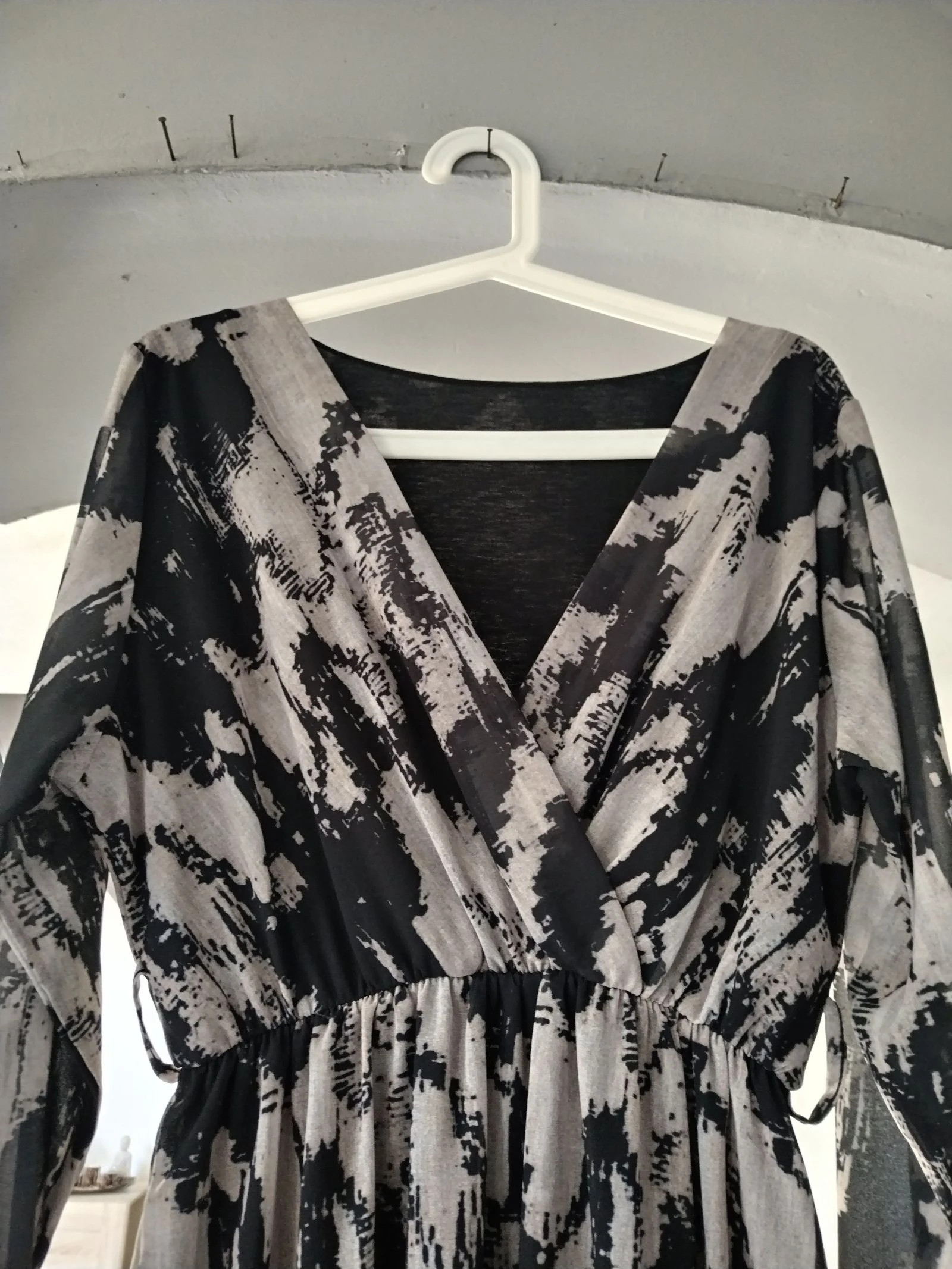 Hermoso vestido nuevo forrado con mangas largas elásticas en las muñecas, fabricación francesa. – photo 4